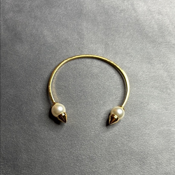 Stella & Dot: Elegant Gold and Pearl Bracelet - Picture 1 of 6